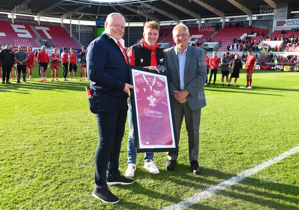 210522 - Scarlets v Stormers - United Rugby Championship - Angus O’Brien is presented with a jersey bySimon Muderack and Roy Bergiers after announcing he is leaving the club