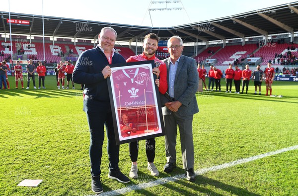 210522 - Scarlets v Stormers - United Rugby Championship - Steffan Hughes is presented with a jersey bySimon Muderack and Roy Bergiers after announcing he is leaving the club