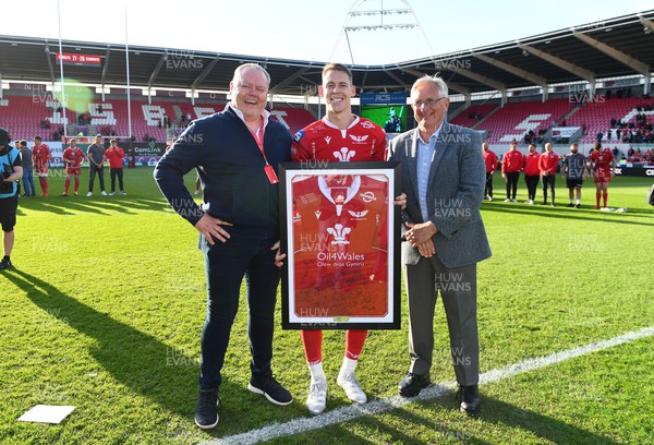 210522 - Scarlets v Stormers - United Rugby Championship - Liam Williams is presented with a jersey bySimon Muderack and Roy Bergiers after announcing he is leaving the club