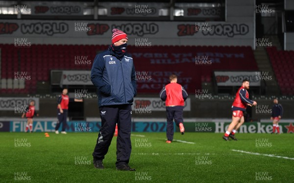 181220 - Scarlets v Toulon - Heineken Champions Cup - Scarlets head coach Glenn Delaney leaves the field after the game was cancelled