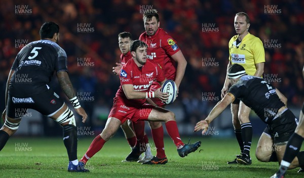 200118 - Scarlets v Toulon - European Rugby Champions Cup - Dan Jones of Scarlets finds a gap