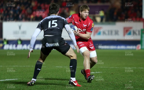 200118 - Scarlets v Toulon - European Rugby Champions Cup - James Davies of Scarlets is challenged by Hugo Bonneval of Toulon