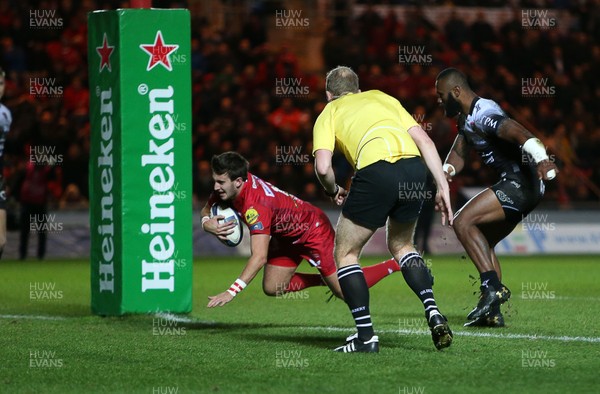 200118 - Scarlets v Toulon - European Rugby Champions Cup - Dan Jones of Scarlets scores a try