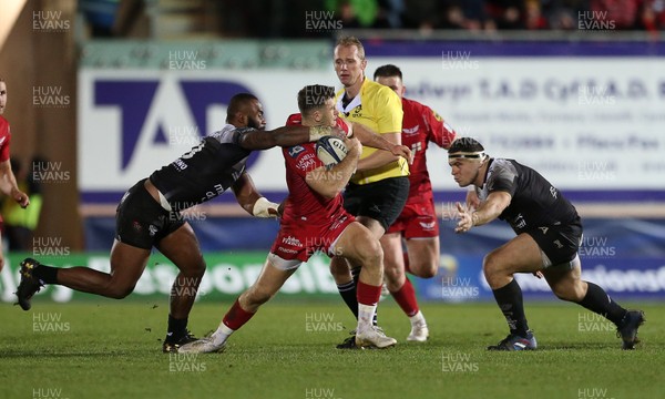 200118 - Scarlets v Toulon - European Rugby Champions Cup - Gareth Davies of Scarlets is tackled by Semi Radradra of Toulon in front of Referee Wayne Barnes