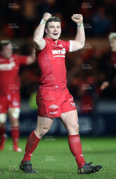 200118 - Scarlets v Toulon - European Rugby Champions Cup - Scott Williams of Scarlets celebrates at full time