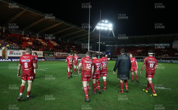 200118 - Scarlets v Toulon - European Rugby Champions Cup - Scarlets thank fans at full time