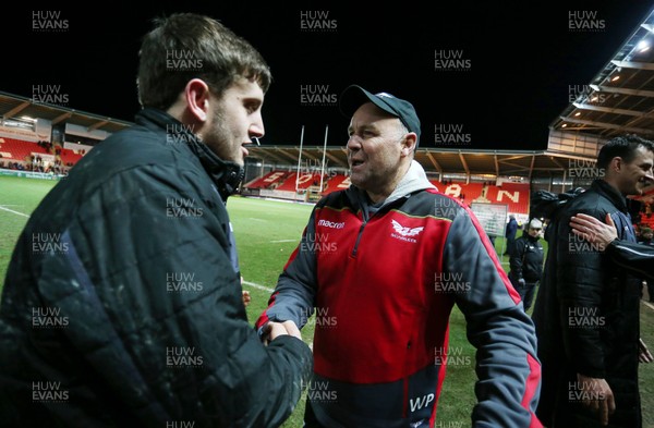 200118 - Scarlets v Toulon - European Rugby Champions Cup - Dan Jones of Scarlets and Wayne Pivac at full time