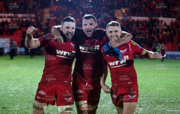 200118 - Scarlets v Toulon - European Rugby Champions Cup - John Barclay, Tadhg Beirne and Tom Prydie of Scarlets celebrate at full time