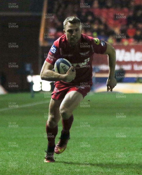 200118 - Scarlets v Toulon, European Champions Cup - Tom Prydie of Scarlets races in to score try