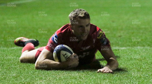 200118 - Scarlets v Toulon, European Champions Cup - Tom Prydie of Scarlets races in to score try