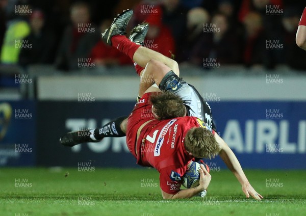 200118 - Scarlets v Toulon, European Champions Cup - James Davies of Scarlets is tackled by Duane Vermeulen of Toulon