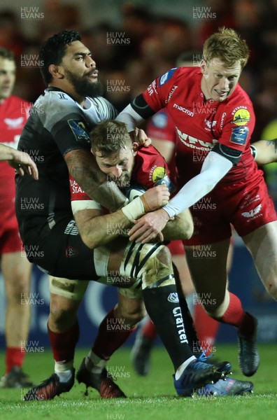 200118 - Scarlets v Toulon, European Champions Cup - John Barclay of Scarlets is held by Romain Taofifenua of Toulon