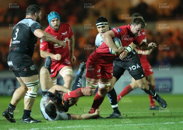 200118 - Scarlets v Toulon, European Champions Cup - David Bulbring of Scarlets charges through the tackle of Guilhem Guirado of Toulon