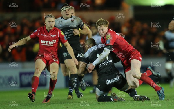 200118 - Scarlets v Toulon, European Champions Cup - JP Pietersen of Toulon is tackled by Rhys Patchell of Scarlets