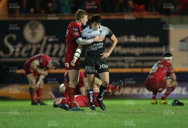 200118 - Scarlets v Toulon, European Champions Cup - Francois Trinh Duc of Toulon is consoled by Rhys Patchell of Scarlets after he misses the final kick of the match which would have drawn the match