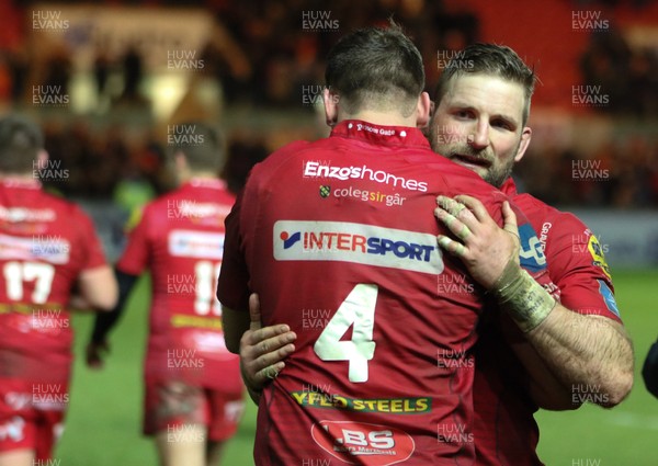 200118 - Scarlets v Toulon, European Champions Cup - John Barclay of Scarlets and Tadhg Beirne of Scarlets congratulate each other at the end of the match