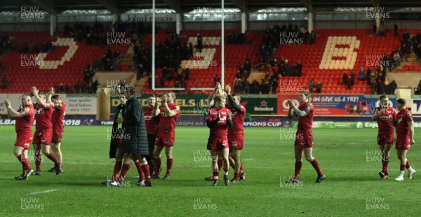 200118 - Scarlets v Toulon, European Champions Cup - Scarlets players applaud the crowd at the end of the match