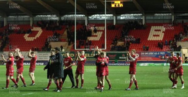 200118 - Scarlets v Toulon, European Champions Cup - Scarlets players applaud the crowd at the end of the match