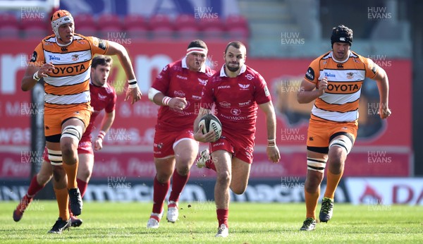 240219 - Scarlets v Cheetahs - Guinness PRO14 - Paul Asquith of Scarlets gets into space