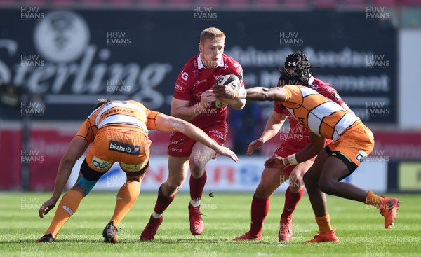 240219 - Scarlets v Cheetahs - Guinness PRO14 - Johnny McNicholl of Scarlets is tackled by Louis Fouche and Rabz Maxwane of Cheetahs