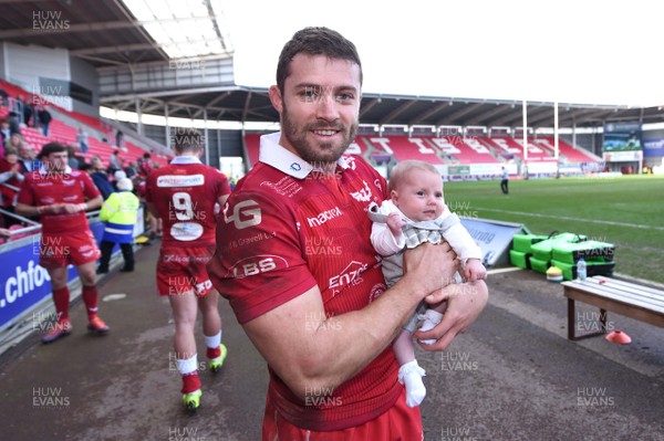 240219 - Scarlets v Cheetahs - Guinness PRO14 - Leigh Halfpenny of Scarlets with newborn daughter Lily