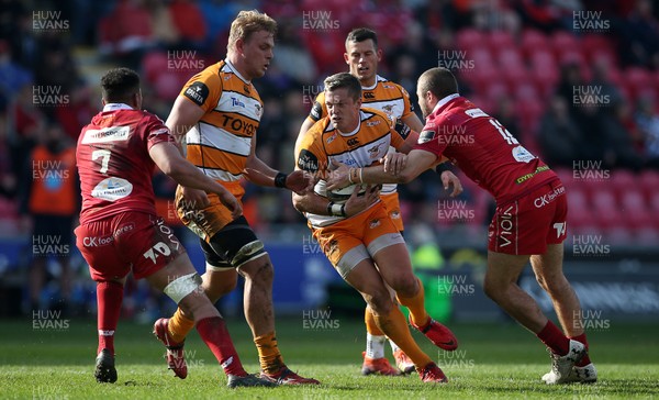 240219 - Scarlets v Toyota Cheetahs - Guinness PRO14 - Tian Schoeman of Cheetahs is tackled by Paul Asquith of Scarlets