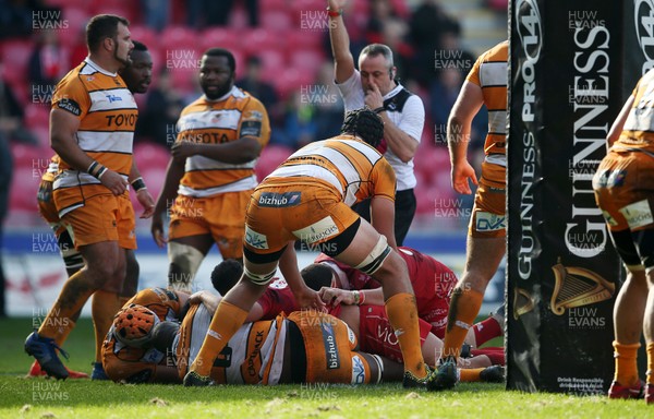 240219 - Scarlets v Toyota Cheetahs - Guinness PRO14 - Wyn Jones of Scarlets pushes over to score a try