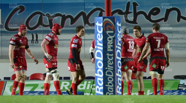 030513 - Scarlets v Treviso - RaboDirect PRO12 -Scarlets players look dejected 