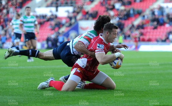 140913 - Scarlets v Treviso - RaboDirect PRO12 -Gareth Davies of Scarlets beats Ludovico Nitoglia of Benetton Treviso to score try