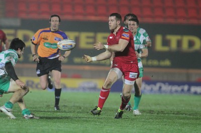 230212 Scarlets v TrevisoScarlets Gareth Davies passes