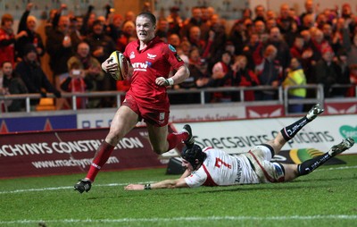 05.03.10 ... Scarlets v Ulster, Magners League -  Scarlets' Tavis Knoyle beats Ulster's David Pollock as he races in to score try  