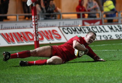 05.03.10 ... Scarlets v Ulster, Magners League -  Scarlets' Tavis Knoyle races in to score try  