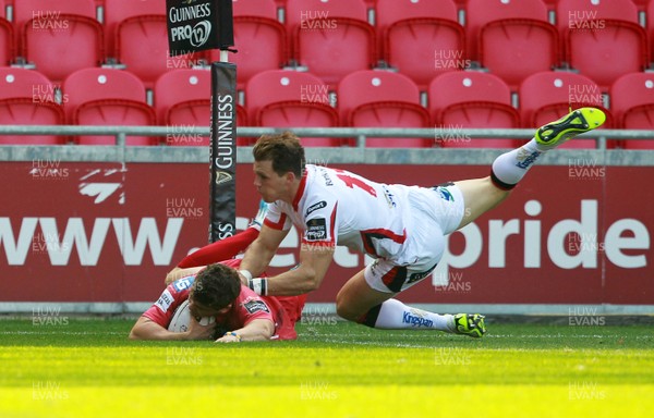 060914 - Scarlets v Ulster - Guinness PRO12 - Harry Robinson of Scarlets scores their first try