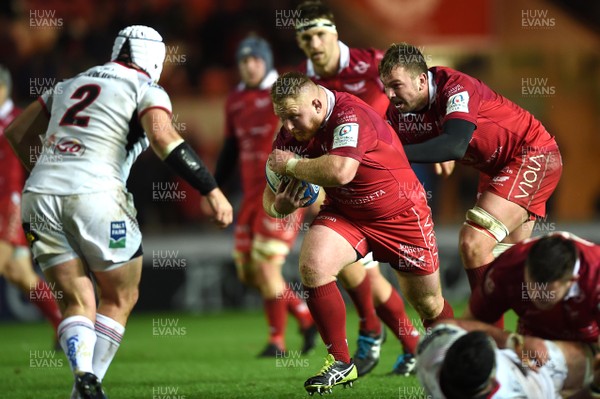 071218 - Scarlets v Ulster - European Rugby Champions Cup - Samson Lee of Scarlets takes on Rory Best of Ulster