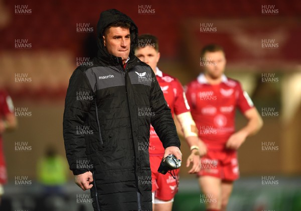 071218 - Scarlets v Ulster - European Rugby Champions Cup - Kieron Fonotia of Scarlets looks dejected