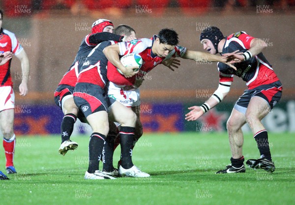 10.12.08 ... Scarlets v Ulster, Heineken Cup 2008/09. -  Scarlets' Regan King takes on Ulster's Darren Cave and Ulster's Paddy Wallace  