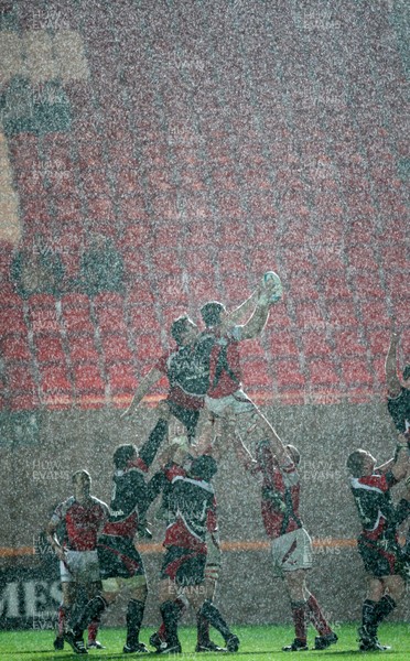 10.12.08 ... Scarlets v Ulster, Heineken Cup 2008/09. -  Scarlets and Ulster contest the lineout in heavy rain  