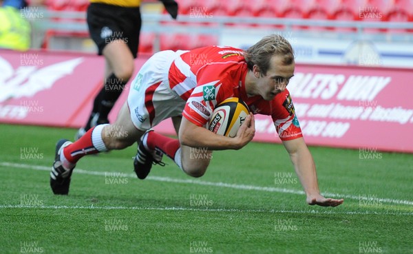 16.05.09 - Magners League Rugby -  Llanelli Scarlets v Ulster Scarlets' Lee Williams dives over to score a try 