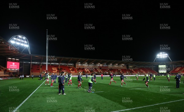 231118 - Scarlets v Ulster, Guinness PRO14 - Scarlets players warm up ahead of the match