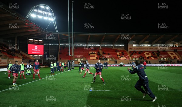 231118 - Scarlets v Ulster, Guinness PRO14 - Scarlets players warm up ahead of the match