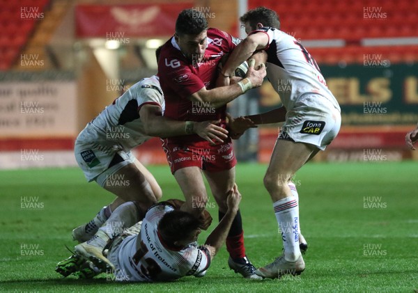 231118 - Scarlets v Ulster, Guinness PRO14 - Kieron Fonotia of Scarlets takes on the Ulster defence