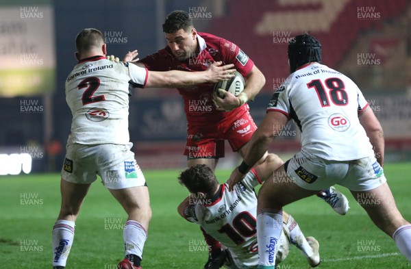 231118 - Scarlets v Ulster, Guinness PRO14 - Kieron Fonotia of Scarlets tlooks to hold off Adam Mcburney of Ulster as he charges through the tackle from Billy Burns of Ulster