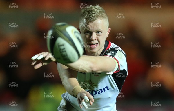 231118 - Scarlets v Ulster, Guinness PRO14 - Dave Shanahan of Ulster feeds the ball out