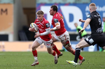 240126 - Scarlets v Ulster - United Rugby Championship - Archie Hughes of Scarlets makes a break