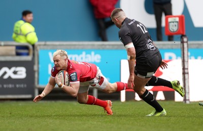 240126 - Scarlets v Ulster - United Rugby Championship - Blair Murray of Scarlets scores a try