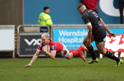 240126 - Scarlets v Ulster - United Rugby Championship - Blair Murray of Scarlets scores a try