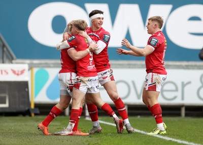 240126 - Scarlets v Ulster - United Rugby Championship - Blair Murray of Scarlets celebrates scoring a try with team mates
