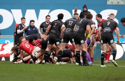 240126 - Scarlets v Ulster - United Rugby Championship - Josh Macleod of Scarlets scores a try