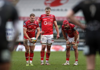 240126 - Scarlets v Ulster - United Rugby Championship - Sam Costelow, Taine Plumtree and Josh Macleod of Scarlets 