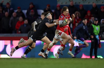 240126 - Scarlets v Ulster - United Rugby Championship - Ellis Mee of Scarlets runs in to score the game winning try in the last play of the game